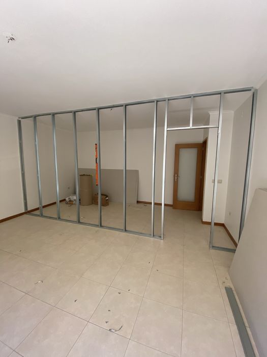 Trabalhos em Pladur, barramento, pintura e flutuante.