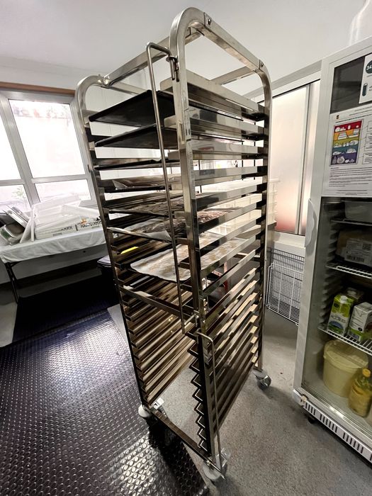 NOVO- Carrinho porta tabuleiros industrial INOX 600x400