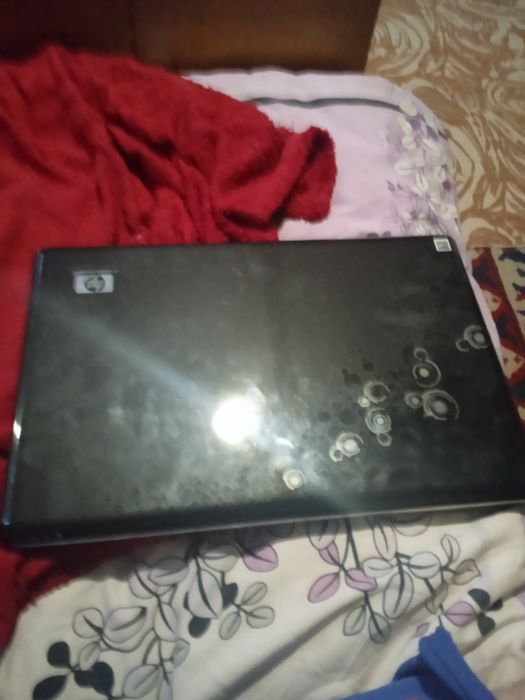 Продам ноутбук, !не запускається! треба батарея