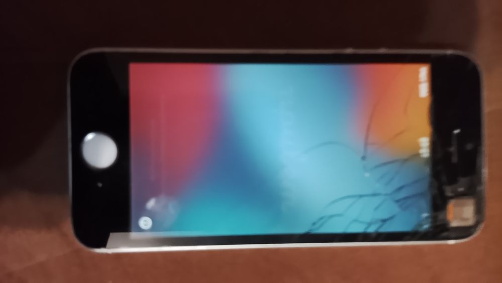 iPhone  SE   2016год