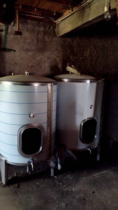 Vendo cunbas de 550 litrs inox quase novas e esmagador a moteur por parar actividade de viticultor preços  por cuba  300 euros  esmagadora  200 euros