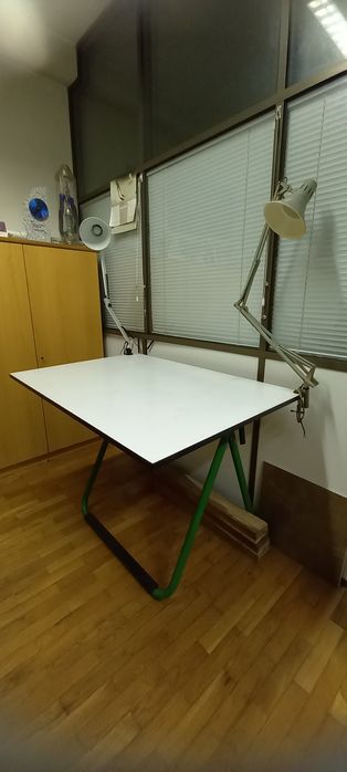 Mesa de desenho em bom estado