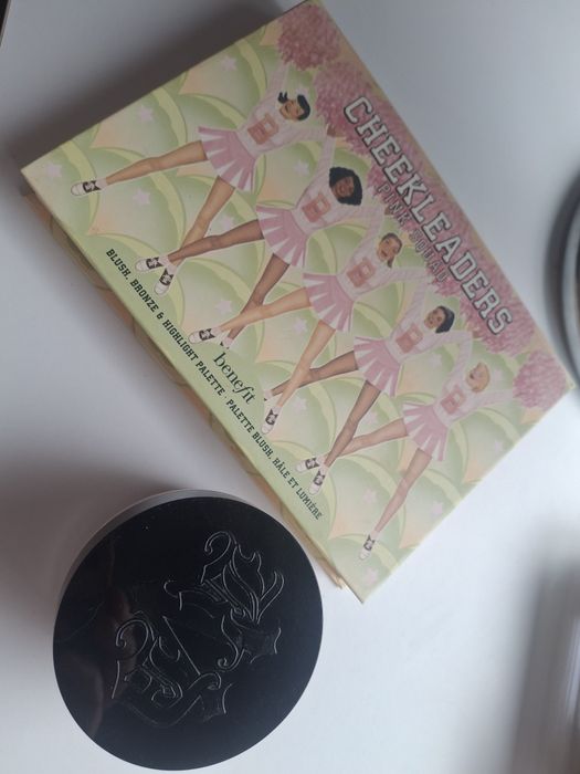 Paleta Benefit cheekleaders i puder kat von d
