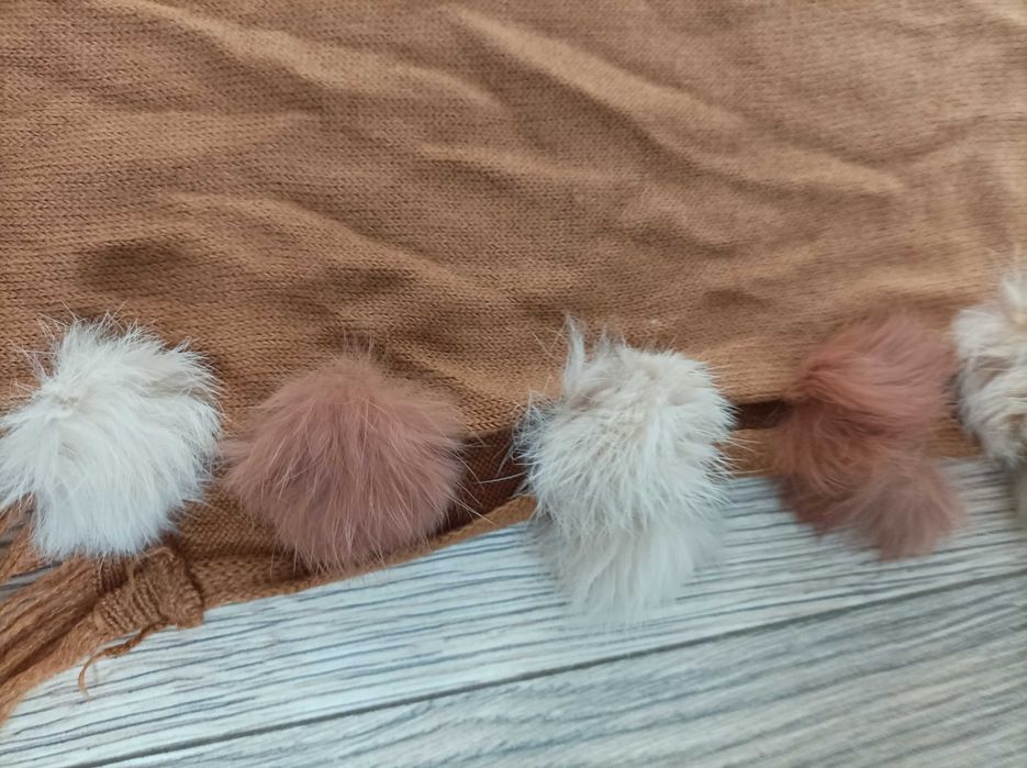 Szal brązowo-kremowy z pomponami