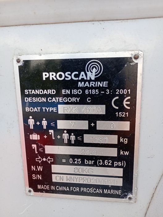 Ponton z silnikiem i przyczepą