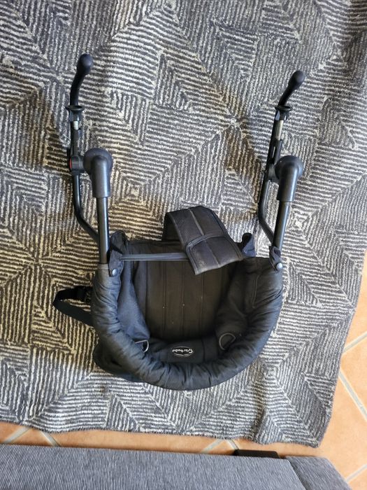 Cadeira de mesa e banheira grande