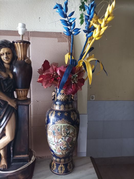 Conjuntos de vasos, estátuas, serviços de mesa etc...