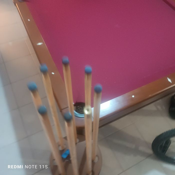 Mesa Snooker  com 8 tacos e suporte tacos