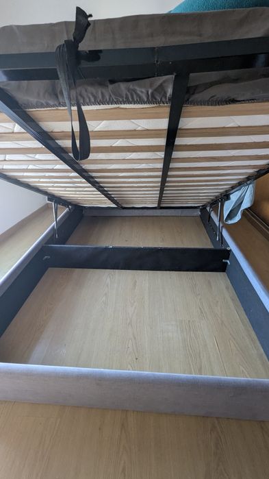 Cama com estrado elevatório