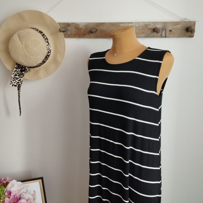 Nowa maxi sukienka Janina w czarno-białe paski, rozmiar 38 (M)
