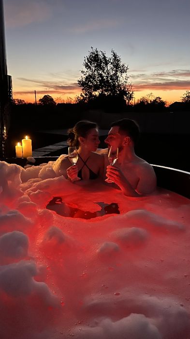 Будинок подобово з вуличним джакузі та басейном