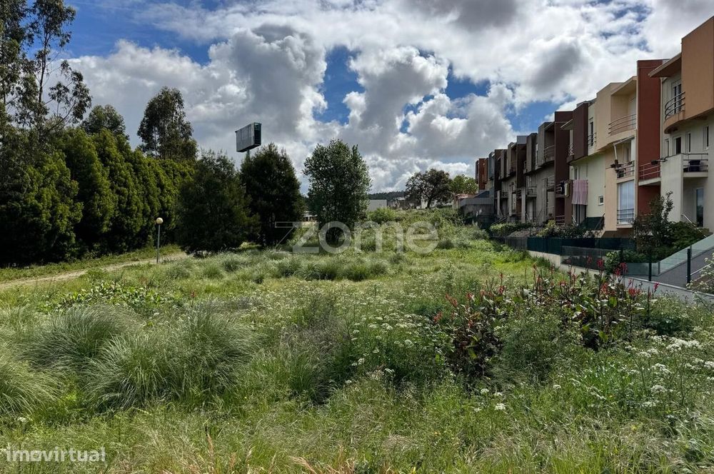 Lote de terreno, para construção de moradia, em Santa Maria de Lamas