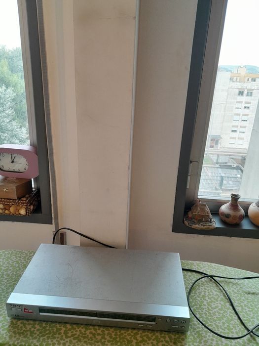 Vendo Leitor de DVD SONY muito bonito em bom estado