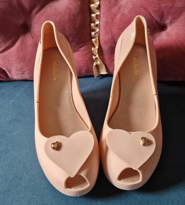 Gumowe beżowe buty na koturnie z sercem, pasują na rozmiar 38, nowe