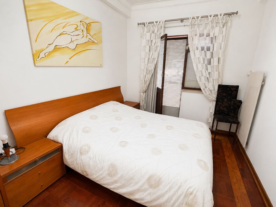 Conjunto Quarto Completo em Madeira – Cama + Colchão + Estrado + 2 Mesas de Cabeceira + Cómoda + Camiseiro
