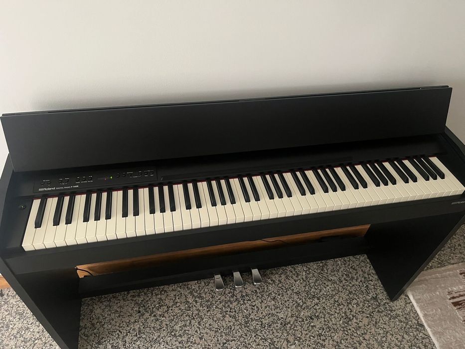 Piano Roland F-140R