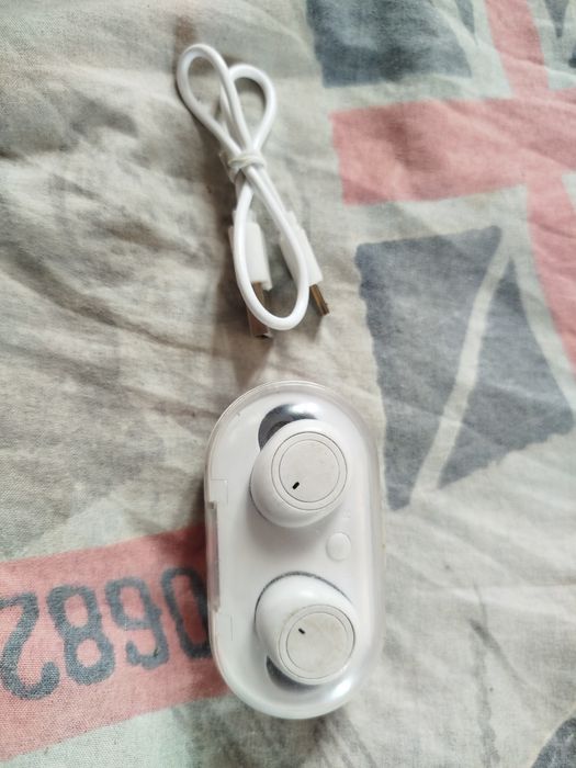 Продам вакуумные наушники TWS