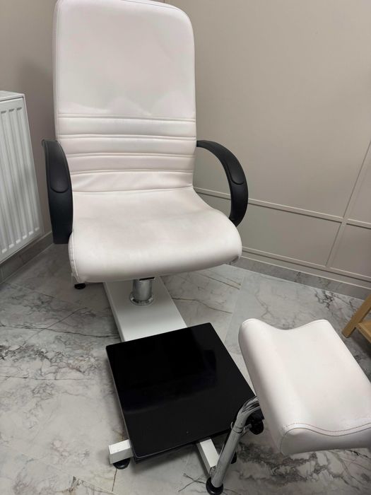 Sprzedam Fotel do pedicure z podnóżkiem