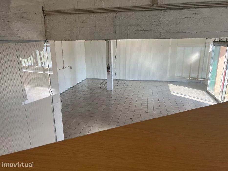 Armazém de 140m2 c/ estacionamento em Vale de Cambra - Aveiro