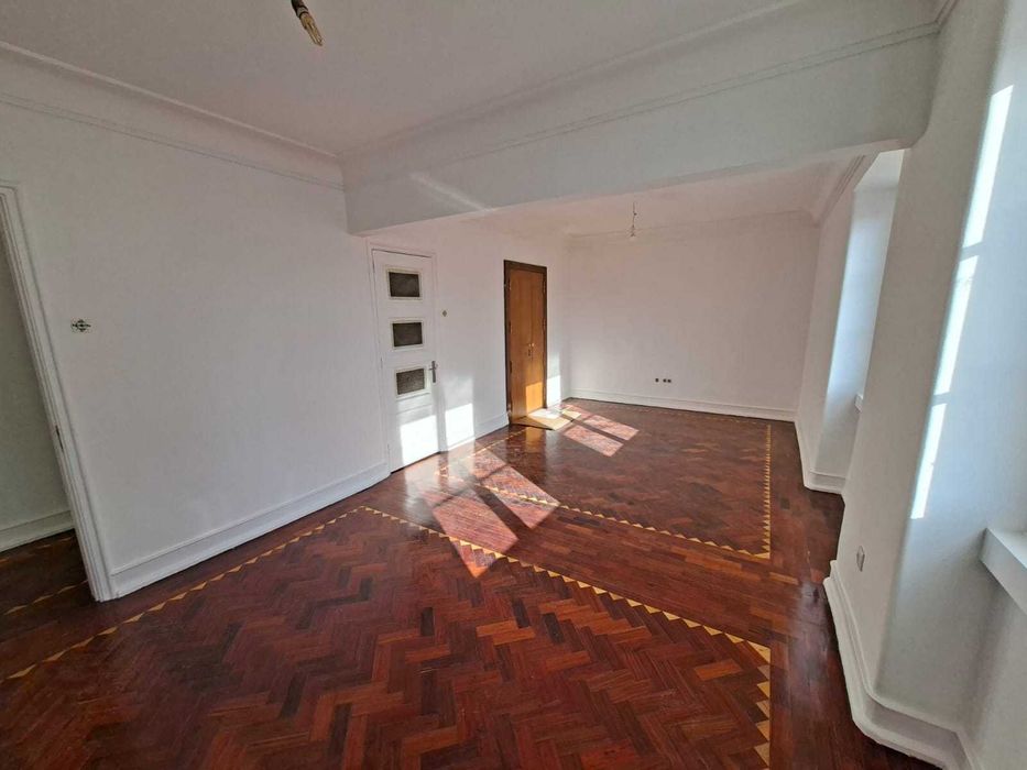Aluga-se Apartamento T2 no Centro de Lisboa Junto à Praça Marquês de Pombal
