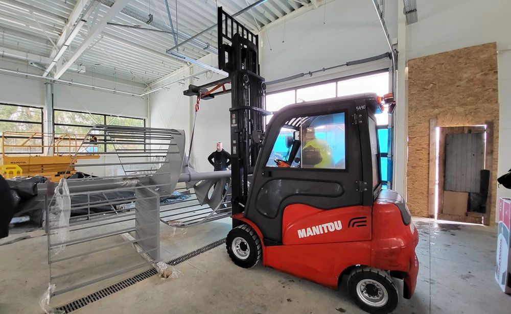 Wózek widłowy z operatorem / Usługa wózkiem widłowym wynajem Wrocław