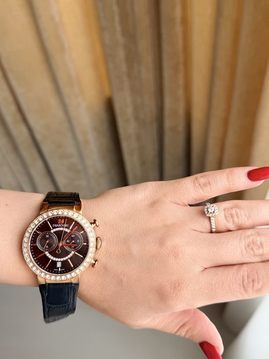 Оригинальные часы Swarovski на кожаном ремешке