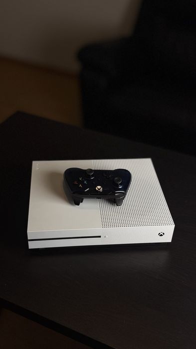 Xbox One S 1 ТБ (з дисководом) + FIFA 18