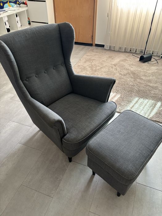 Poltrona e repousa-pés