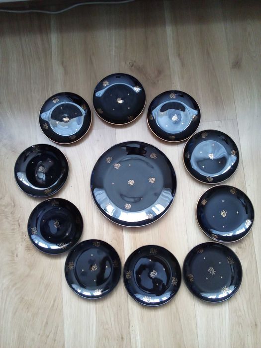 Czarne talerzyki deserowe wraz z paterą. Pruszków. Pięć z innym wzorem