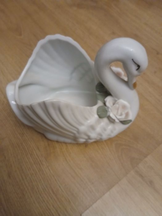 Porcelanowy łabędź  osłonka na doniczkę