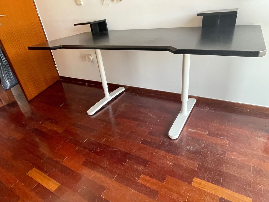 Secretária de escritório IKEA tampo UPPSPEL (180 x 80) altura regulável, com suportes para colunas de som