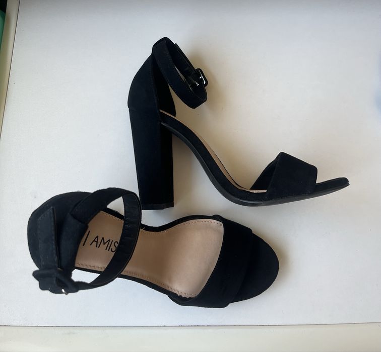 Sandalia preta salto alto