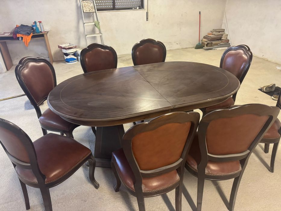 Conjunto de mesa com 8 cadeiras