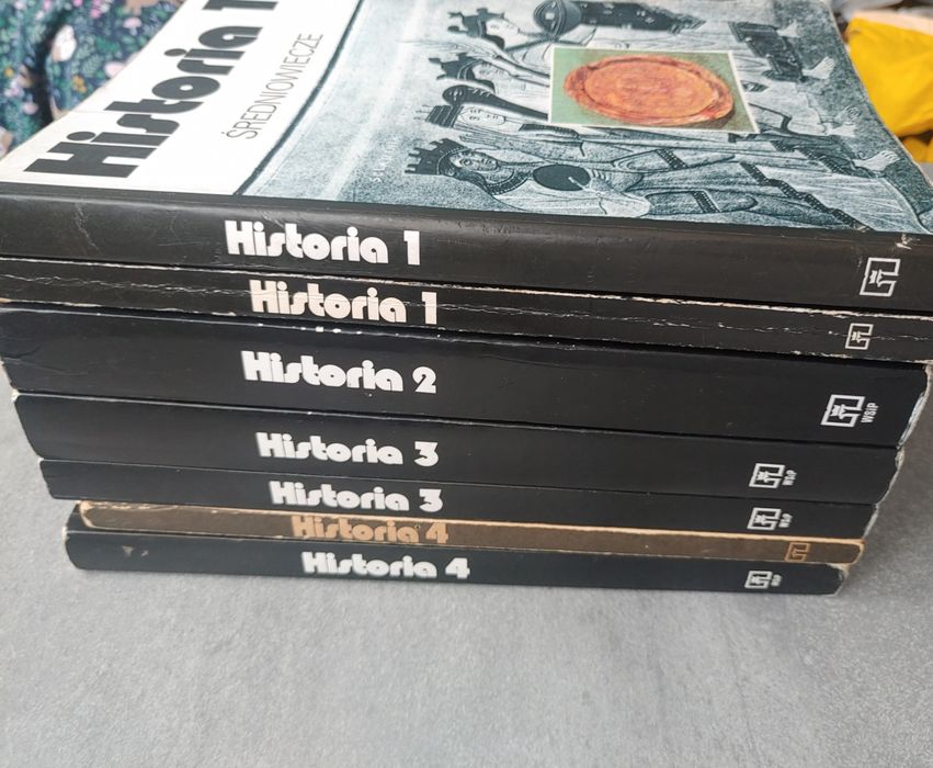 Podręczniki historia czarne grzbiety