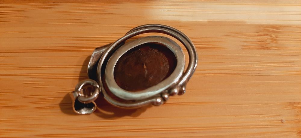 Klasyczny wisiorek bursztyn w srebrze