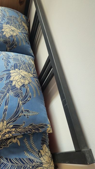 Cama 140×200cm + estrados + colchão