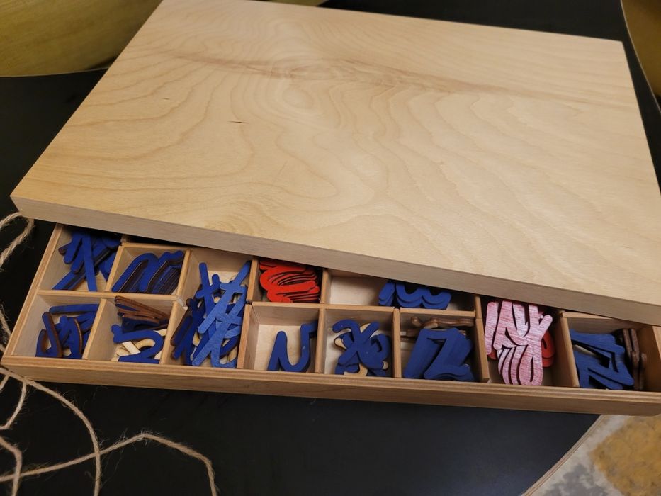 Drewniany alfabet montessori w drewniany pudełku