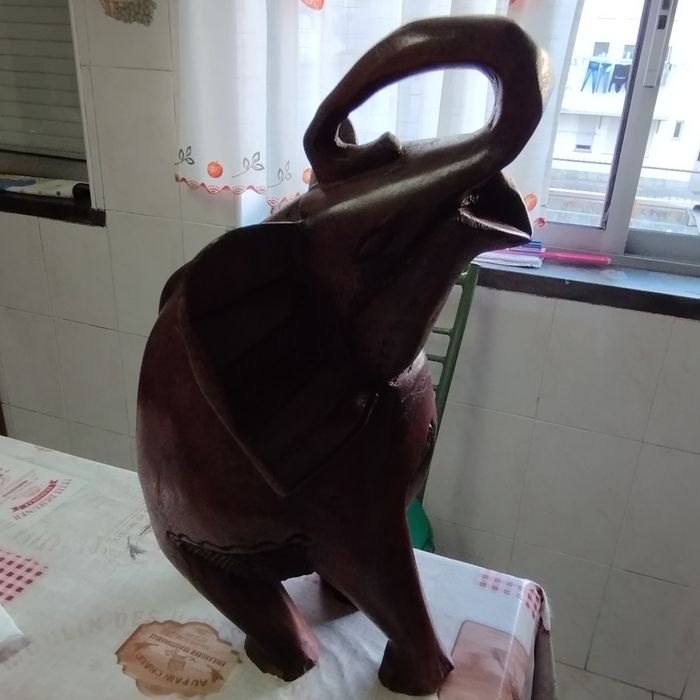Estátua em pau santo de elefante
