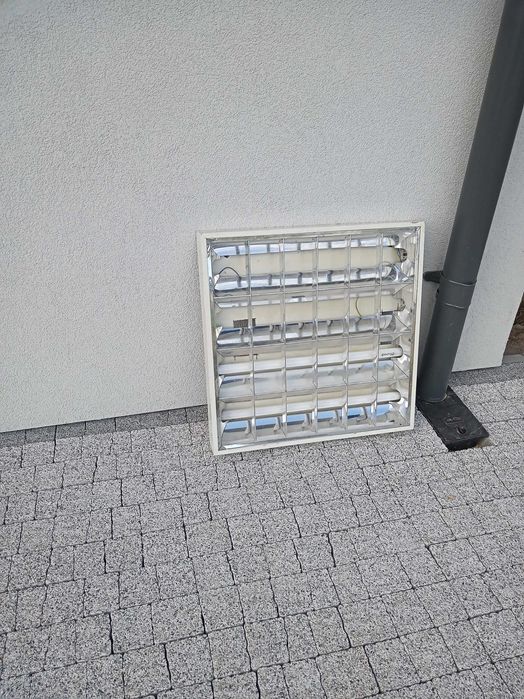 Całość Zestaw 5 szt Lampa garażowa świetlówka Gratis świetlówki Budowa