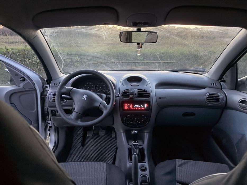 Peugeot 206 1.1 2500$