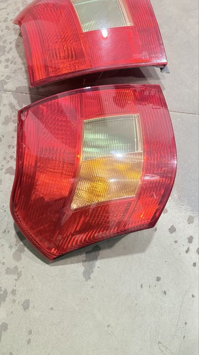 farolins traseiros direito esquerdo Toyota Corolla E12U