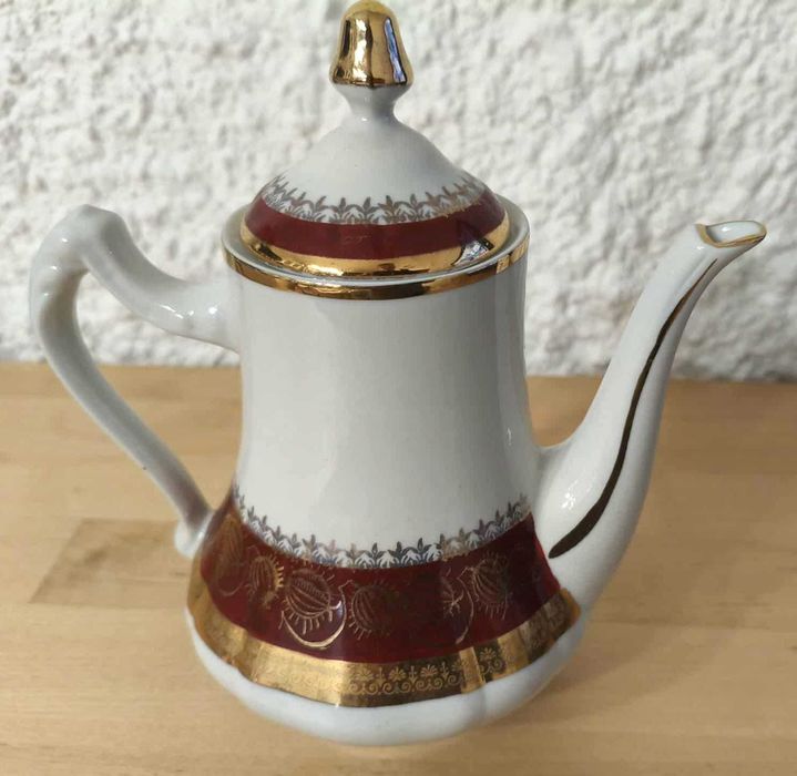 Bule com prato, em porcelana.