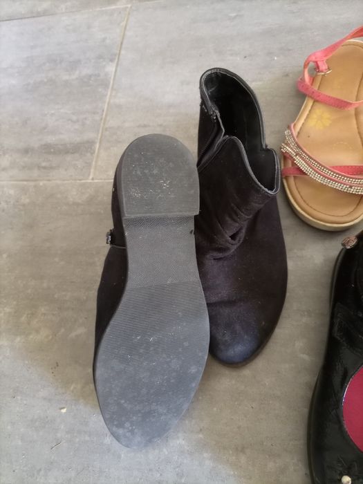 Sapatos, sapatilhas, sandálias