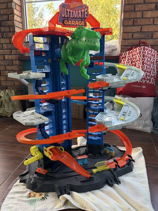 Трек гігантський гараж Hot Wheels