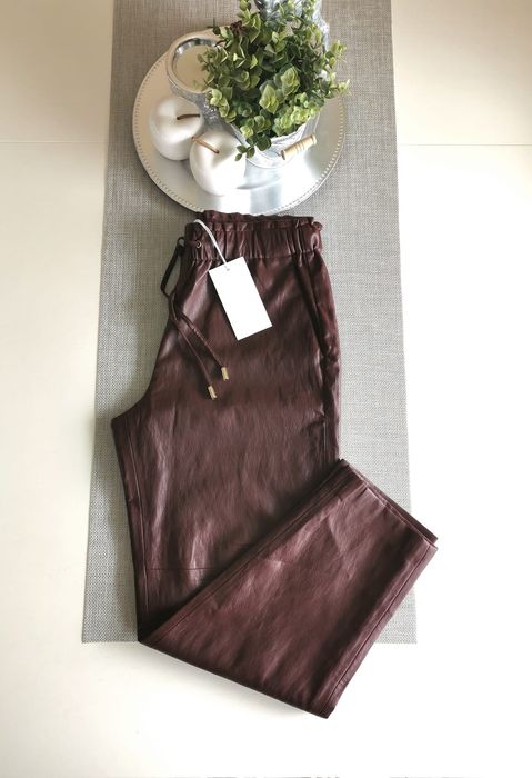 Zara piękne spodnie ze skóry ekologicznej z gumą w pasie