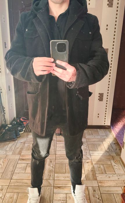 Чорне чоловіче пальто