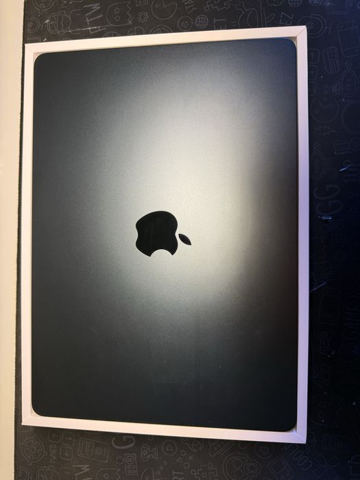 MacBook Air M3 13” 2025 Midnight 16GB/256GB | Como Novo | Caixa + Fatura