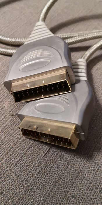 Cabo SCART com acabamento dourado