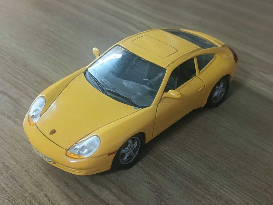 Модель автомобиля Porsche 911 Carrera. Масштаб 1:24