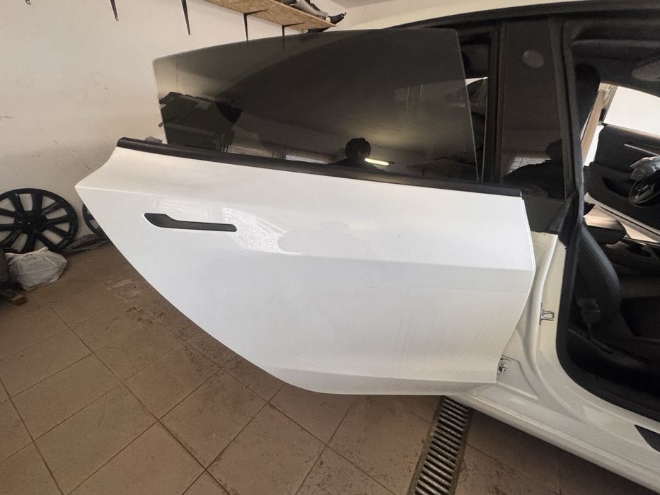 Двері tesla model 3 білі